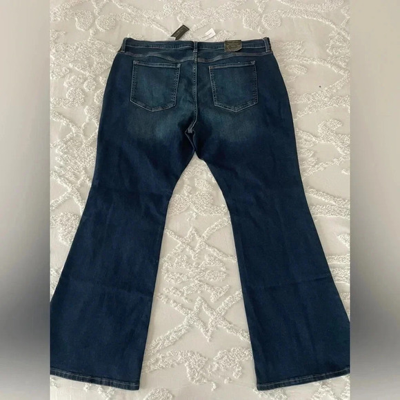 Banana Republic Vintage Stretch Low-Rise Bootcut Jean - Picture 9 of 13